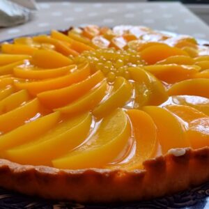 Tarta de fruta y caviar de melocotón, rellena de crema de pastelera